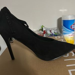 Black velvet pump